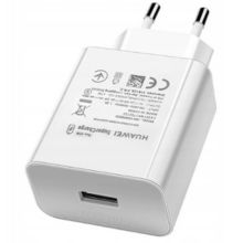 Biała ładowarka sieciowa na jasnym tle.